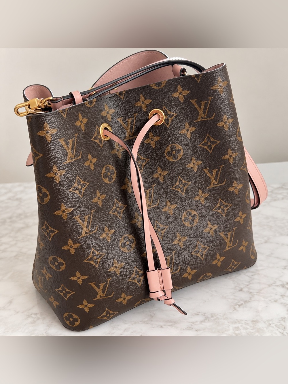 Louis Vuitton NéoNoé MM Monogram Rose Poudre Pink Bucket Bag